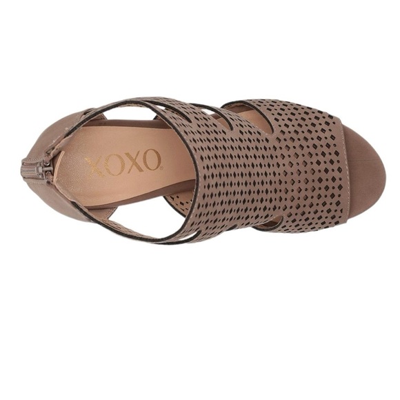 XOXO Womens Beamer Faux Leather Laser Cut Heel Sandals Tan - Picture 3 of 9